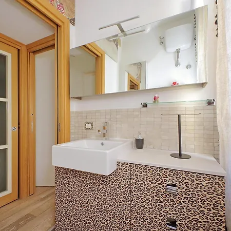 1br Flat With Balcony Apartment *