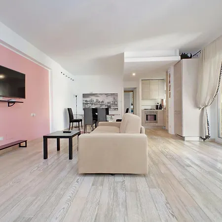 Apartment 1br Flat With Balcony *