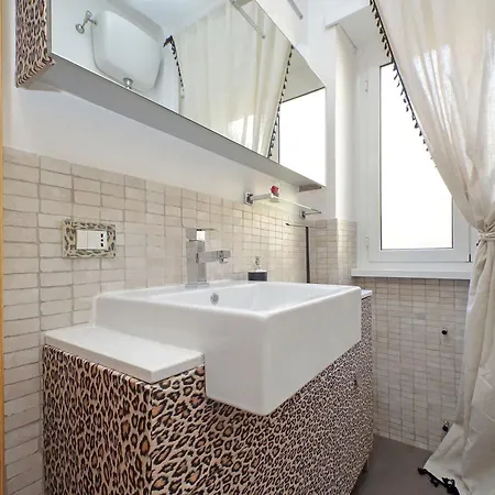 1br Flat With Balcony Daire Roma